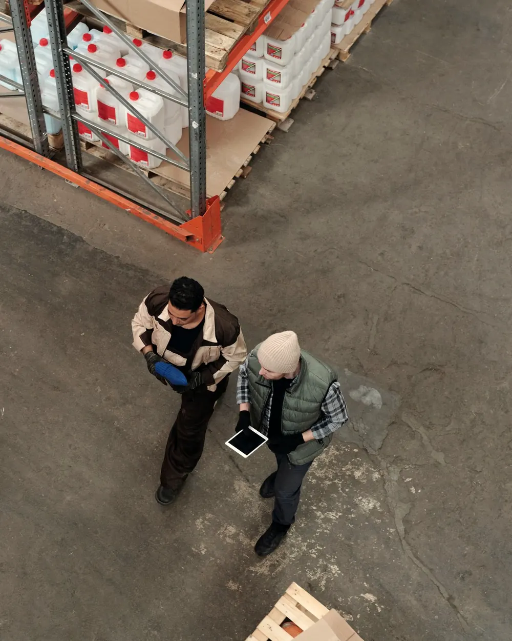 Equipe conferindo a operação no armazém com um tablet